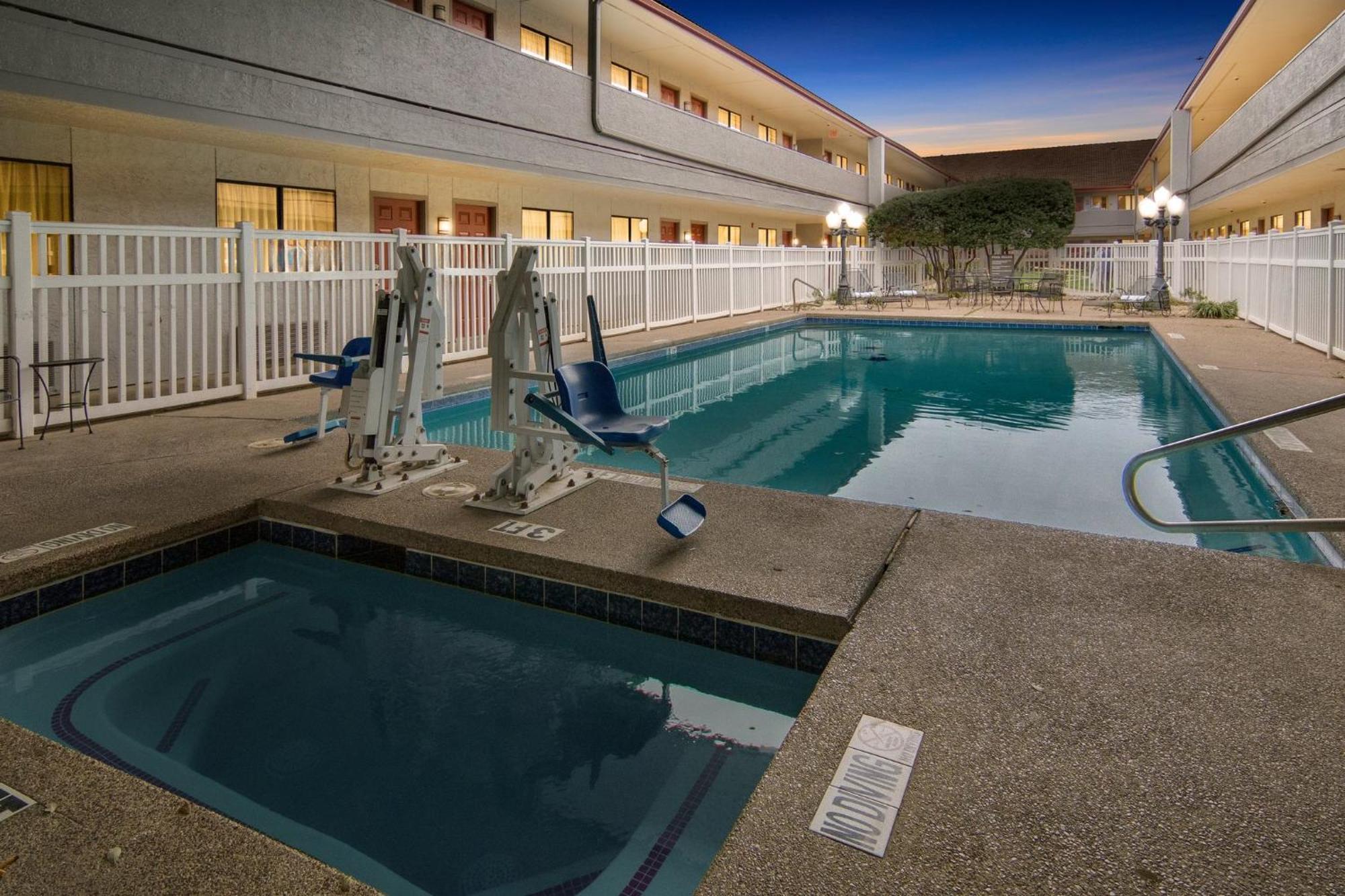 Red Roof Inn & Suites Irving - Dfw Airport South Extérieur photo