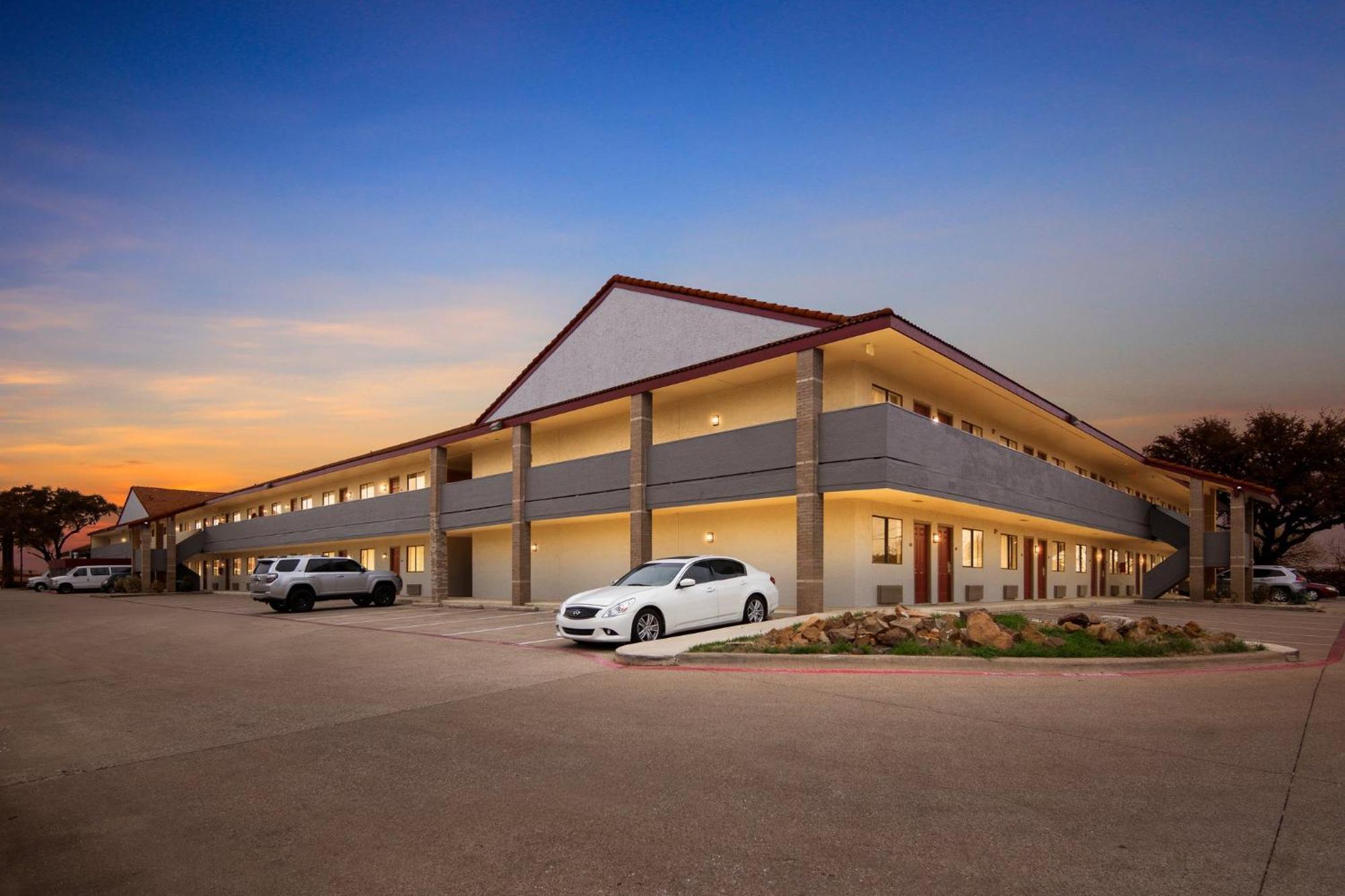 Red Roof Inn & Suites Irving - Dfw Airport South Extérieur photo