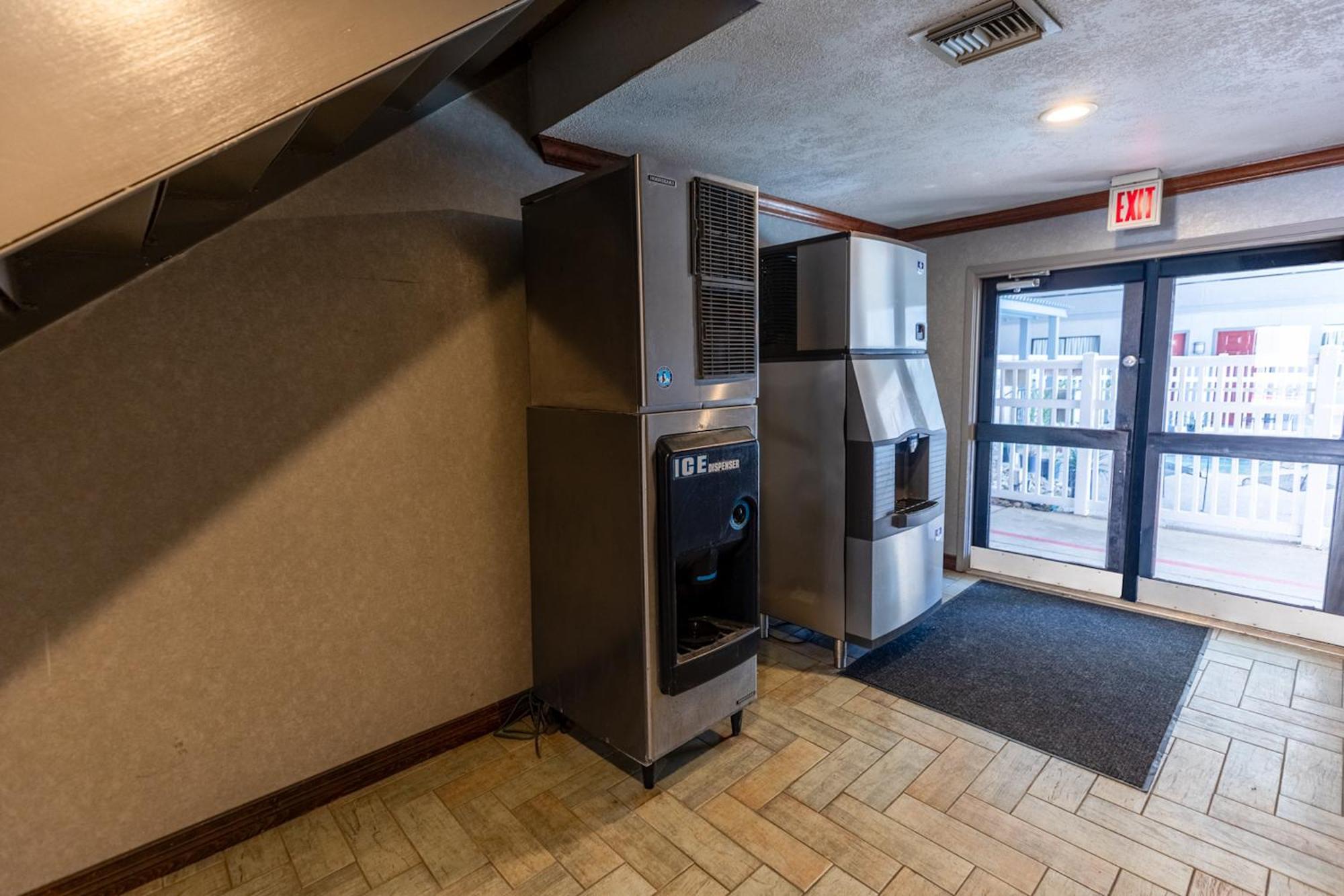 Red Roof Inn & Suites Irving - Dfw Airport South Extérieur photo